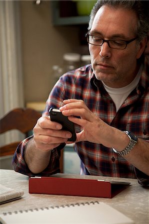 simsearch:614-08031039,k - Mature man texting on cellphone at home Stock Photo - Premium Royalty-Free, Code: 614-08873338