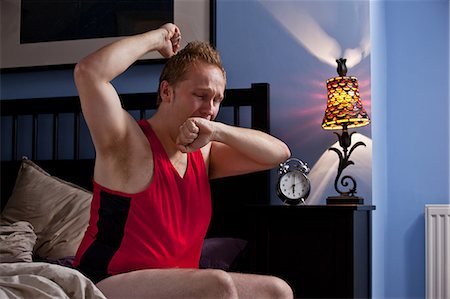 simsearch:614-06813544,k - Mid adult man wearing sportswear on bed in morning Stockbilder - Premium RF Lizenzfrei, Bildnummer: 614-08873343