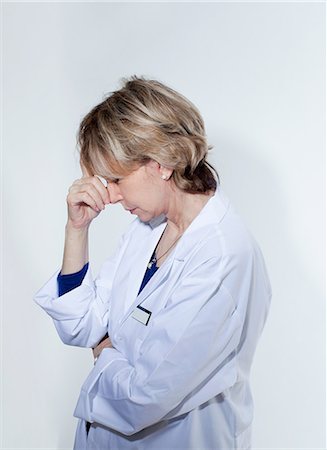 simsearch:400-09028278,k - Doctor looking concerned Fotografie stock - Premium Royalty-Free, Codice: 614-08873537