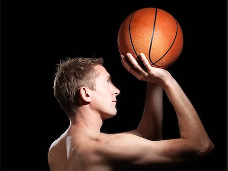 simsearch:694-03319860,k - Semi-dressed basketball player against black background Photographie de stock - Premium Libres de Droits, Code: 614-08873575