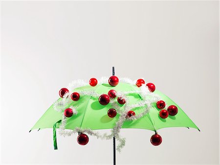 simsearch:614-05955779,k - Green umbrella with Christmas decorations against white background Stock Photo - Premium Royalty-Free, Code: 614-08873596