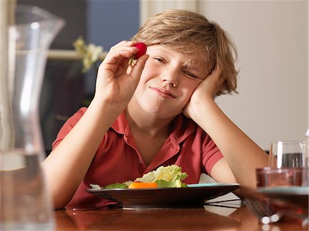 simsearch:614-05955607,k - Boy looking closely at radish at table Stock Photo - Premium Royalty-Free, Code: 614-08873621