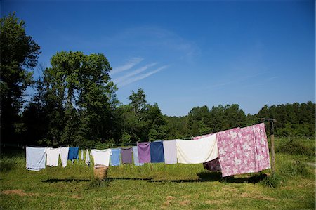 simsearch:6102-07158083,k - Clothes hanging on washing line in field Photographie de stock - Premium Libres de Droits, Code: 614-08873638