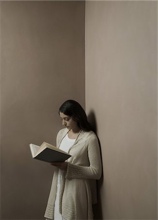 simsearch:614-06442610,k - Woman reading book in corner of room Stockbilder - Premium RF Lizenzfrei, Bildnummer: 614-08873657