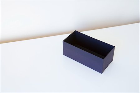 pelado - Empty box on white table Photographie de stock - Premium Libres de Droits, Code: 614-08873650