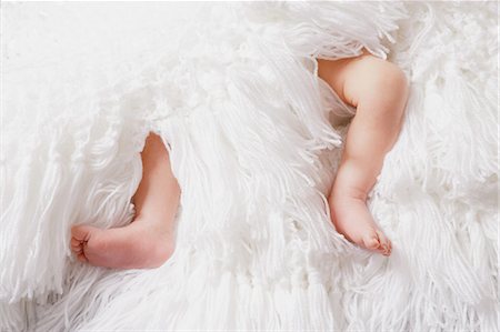 suave - Baby boy's legs on white blanket Foto de stock - Sin royalties Premium, Código: 614-08873653