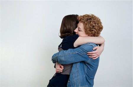 Lesbian couple embracing, studio shot Photographie de stock - Premium Libres de Droits, Code: 614-08873689