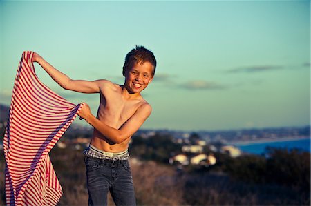 Boy holding striped fabric Photographie de stock - Premium Libres de Droits, Code: 614-08873701