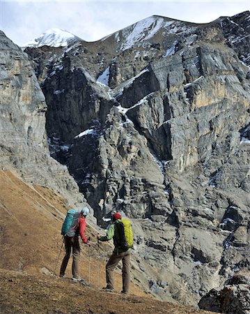 simsearch:649-06844461,k - Trekker hiking a ridge in Yak Kharka, Nepal Fotografie stock - Premium Royalty-Free, Codice: 614-08873722