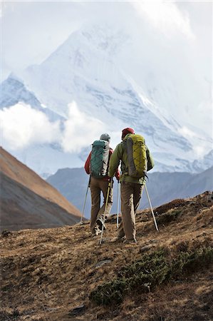 simsearch:614-08873731,k - Trekker hiking a ridge in Thorung La, Nepal Foto de stock - Royalty Free Premium, Número: 614-08873723