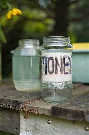 farm stand - Money jar at pick-your-own farm Photographie de stock - Premium Libres de Droits, Code: 614-08873752