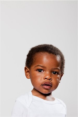 portrait studio white tshirt - Boy looking at camera Foto de stock - Sin royalties Premium, Código: 614-08873861