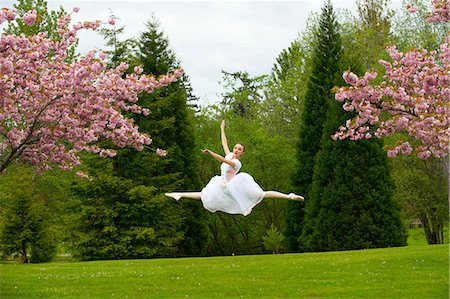 simsearch:614-08874274,k - Ballerina doing grand jete Fotografie stock - Premium Royalty-Free, Codice: 614-08873909