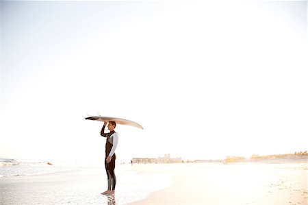 simsearch:649-07437735,k - Surfer carrying surfboard on head Photographie de stock - Premium Libres de Droits, Code: 614-08873935