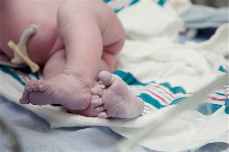 sole foot - Newborn baby girl's feet, close up Foto de stock - Sin royalties Premium, Código: 614-08873947