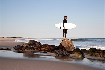 simsearch:6115-08239310,k - Surfer standing on rocks Foto de stock - Sin royalties Premium, Código: 614-08873942