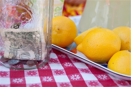 sell lemonade - Dollar bills in jar with fresh lemons Photographie de stock - Premium Libres de Droits, Code: 614-08873967