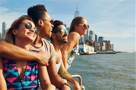simsearch:614-08884387,k - Four adult friends looking out from river waterfront, New York, USA Photographie de stock - Premium Libres de Droits, Code: 614-08884393
