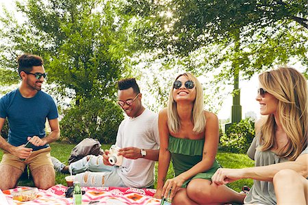 simsearch:614-09147716,k - Five adult friends picnicking in park Photographie de stock - Premium Libres de Droits, Code: 614-08884403