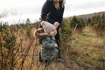 simsearch:614-08880760,k - Mother and baby girl in Christmas tree farm, Cobourg, Ontario, Canada Foto de stock - Royalty Free Premium, Número: 614-08884437