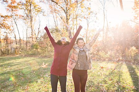 Two female friends throwing autumn leaves Photographie de stock - Premium Libres de Droits, Code: 614-08884466