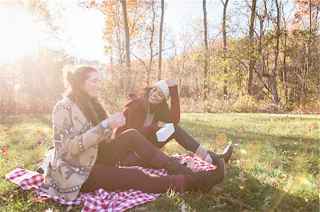 simsearch:614-08884464,k - Two  young women sitting on picnic blanket laughing Stockbilder - Premium RF Lizenzfrei, Bildnummer: 614-08884460