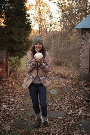 simsearch:614-03241371,k - Portrait of young woman holding squash vegetable Stockbilder - Premium RF Lizenzfrei, Bildnummer: 614-08884473