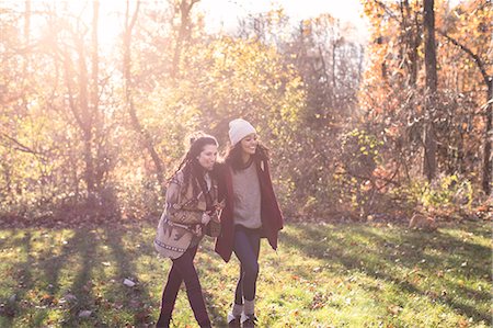 simsearch:614-03241371,k - Two young female friends strolling in autumn field Stockbilder - Premium RF Lizenzfrei, Bildnummer: 614-08884491