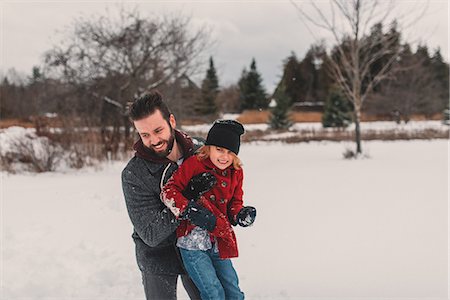 pelea de bolas de nieve - Father and daughter playing in snow Foto de stock - Sin royalties Premium, Código: 614-08884564