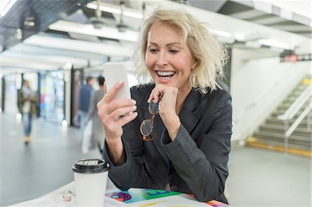 simsearch:649-08824700,k - Mature woman looking at smartphone in shopping mall cafe Foto de stock - Royalty Free Premium, Número: 614-08884686