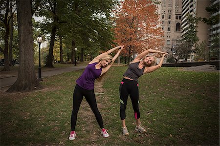 simsearch:649-07710283,k - Two mature female friends training in park, bending over sideways Photographie de stock - Premium Libres de Droits, Code: 614-08884689