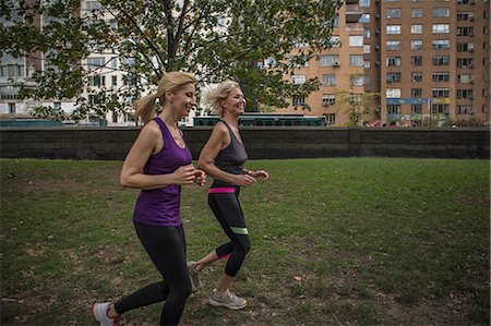 simsearch:649-07710283,k - Two mature female friends running together in park Photographie de stock - Premium Libres de Droits, Code: 614-08884693