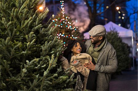 Couple choosing Christmas tree at night, New York, USA Foto de stock - Sin royalties Premium, Código: 614-08884744