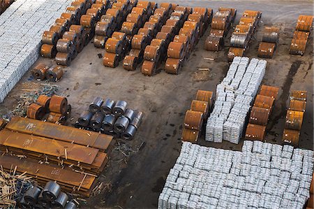 simsearch:614-08908300,k - High angle view of aluminium ingots and coiled steel waiting for shipment at port Stockbilder - Premium RF Lizenzfrei, Bildnummer: 614-08884754