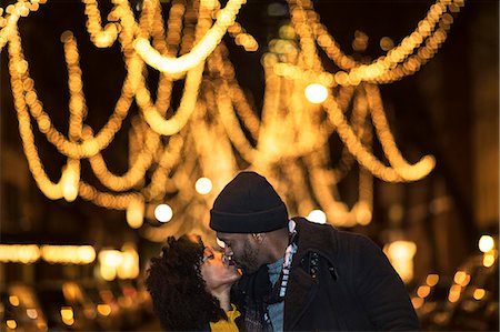 simsearch:649-09139103,k - Romantic couple kissing by Christmas lights at night, New York, USA Photographie de stock - Premium Libres de Droits, Code: 614-08884751