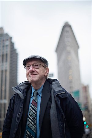 simsearch:614-07194530,k - Portrait of senior man looking away smiling, Manhattan, New York, USA Foto de stock - Royalty Free Premium, Número: 614-08884780