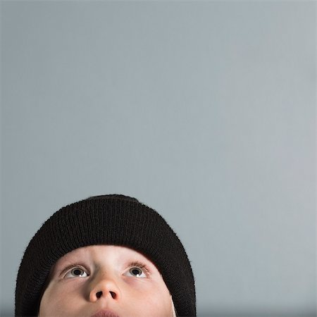 simsearch:649-08860216,k - Portrait of boy wearing wool hat looking up Fotografie stock - Premium Royalty-Free, Codice: 614-08884809