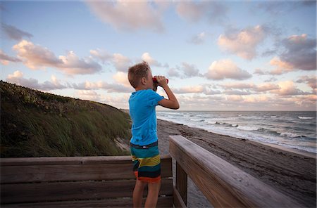 simsearch:614-08487786,k - Boy at beach looking at view through binoculars, Blowing Rocks Preserve, Jupiter, Florida, USA Stock Photo - Premium Royalty-Free, Code: 614-08884800