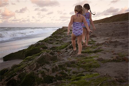simsearch:614-09178141,k - Girls walking on sand dune, Blowing Rocks Preserve, Jupiter, Florida, USA Stock Photo - Premium Royalty-Free, Code: 614-08884802