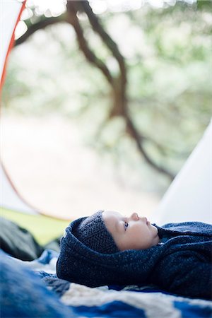 simsearch:614-08881045,k - Baby boy lying on blanket, inside tent Fotografie stock - Premium Royalty-Free, Codice: 614-08884820