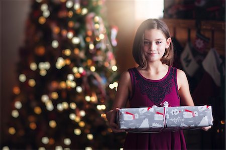 simsearch:614-08884835,k - Young girl holding christmas gift Foto de stock - Sin royalties Premium, Código: 614-08884841