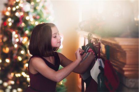 simsearch:614-08884835,k - Young girl looking at christmas stocking Foto de stock - Sin royalties Premium, Código: 614-08884843