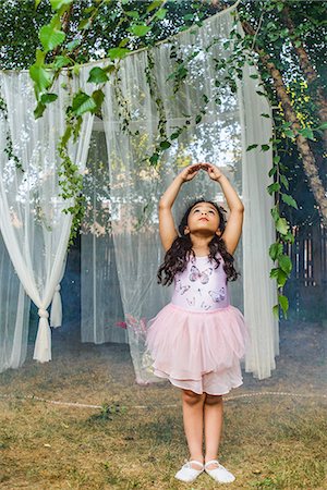 simsearch:614-08875870,k - Portrait of young girl, dressed as fairy, dancing outdoors Foto de stock - Sin royalties Premium, Código: 614-08884917