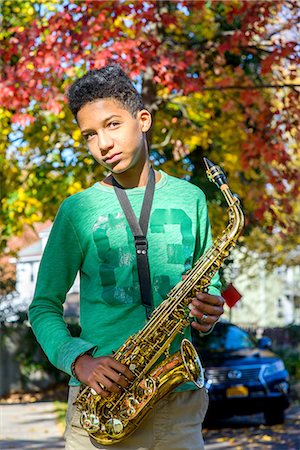 prodigio - Portrait of teenage boy holding saxophone Fotografie stock - Premium Royalty-Free, Codice: 614-08884935