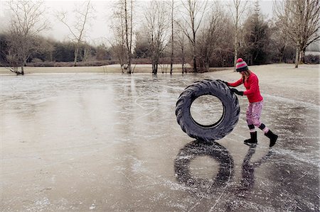 sich herumwälzen - Woman rolling tyre on frozen lake Stockbilder - Premium RF Lizenzfrei, Bildnummer: 614-08884954