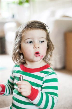 rossetto - Baby girl playing with lipstick Fotografie stock - Premium Royalty-Free, Codice: 614-08884975