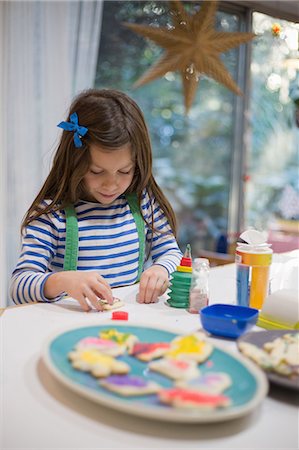 simsearch:614-09183167,k - Girl decorating christmas cookies for plate on kitchen counter Stock Photo - Premium Royalty-Free, Code: 614-08884970