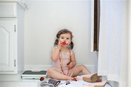 schmutzig - Girl dressing up, playing with lipstick Stockbilder - Premium RF Lizenzfrei, Bildnummer: 614-08884982