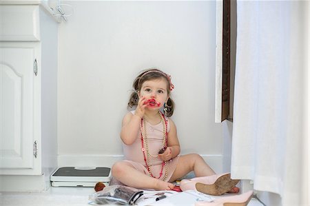 family picture wall - Girl dressing up, playing with lipstick Stock Photo - Premium Royalty-Free, Code: 614-08884982