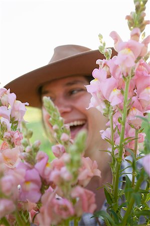 Close up portrait of young woman holding bunch of snapdragons (antirrhinum) from flower farm field Foto de stock - Royalty Free Premium, Número: 614-08885047